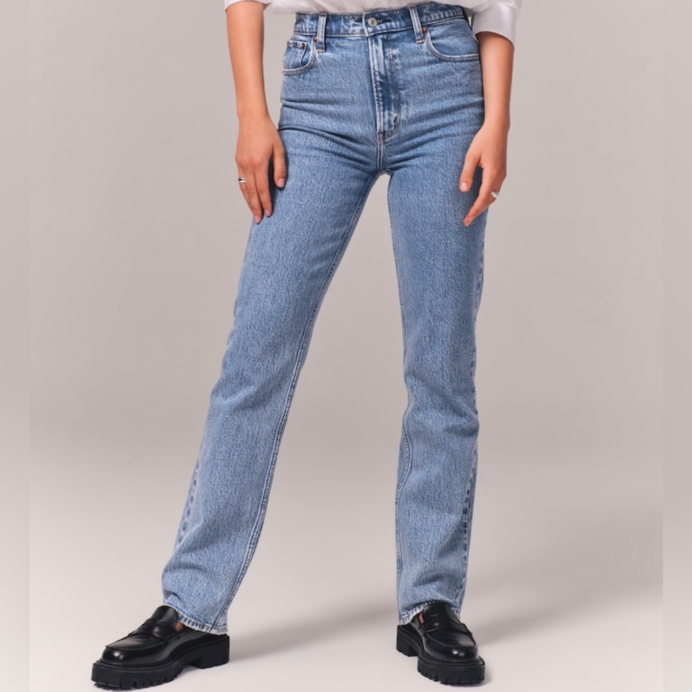 A&F Ultra High Rise 90s Straight Jean - Medium Wash